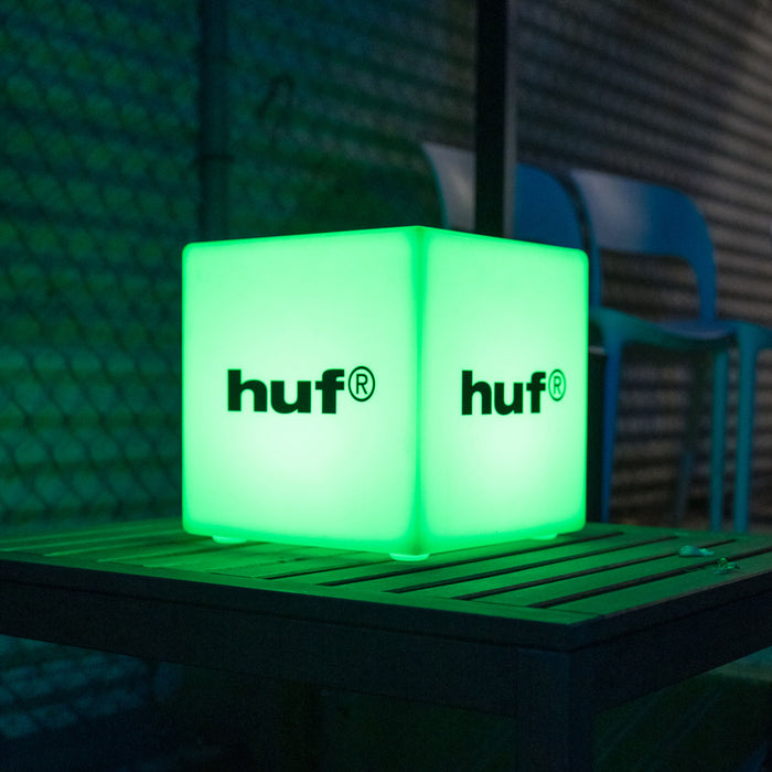 Werbe-Display hintergrundbeleuchtet, Würfel mit Markenlogo, Leuchtreklame mit Personalisierung