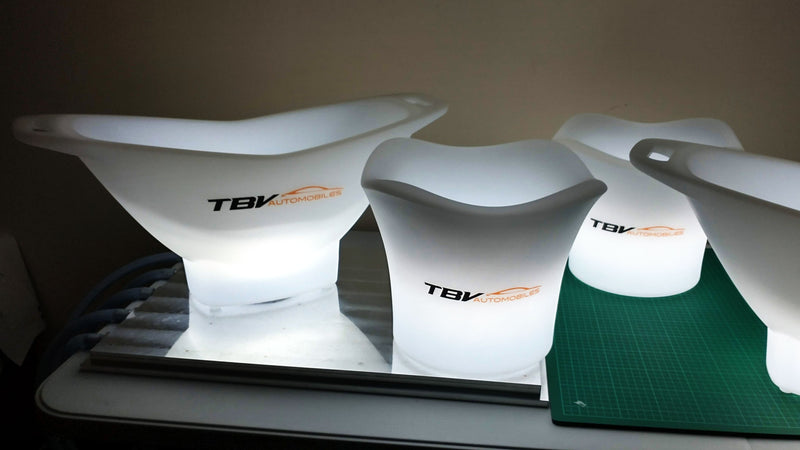 Massgeschneiderter Eiskübel Sekthalter Weinkühler, LED-Logo-Leuchtkasten, Tischdekoration mit Branding für Konferenz Firmenevent