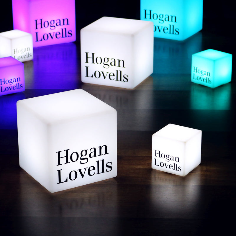 Sitzwürfel mit Farbwechsel, personalisierte Lampe, Bodenleuchte mit Logo hintergrundbeleuchtetet