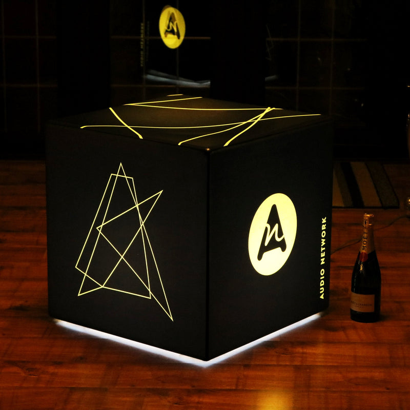 Werbe-Display hintergrundbeleuchtet, Würfel mit Markenlogo, 20 cm Leuchtreklame mit Personalisierung